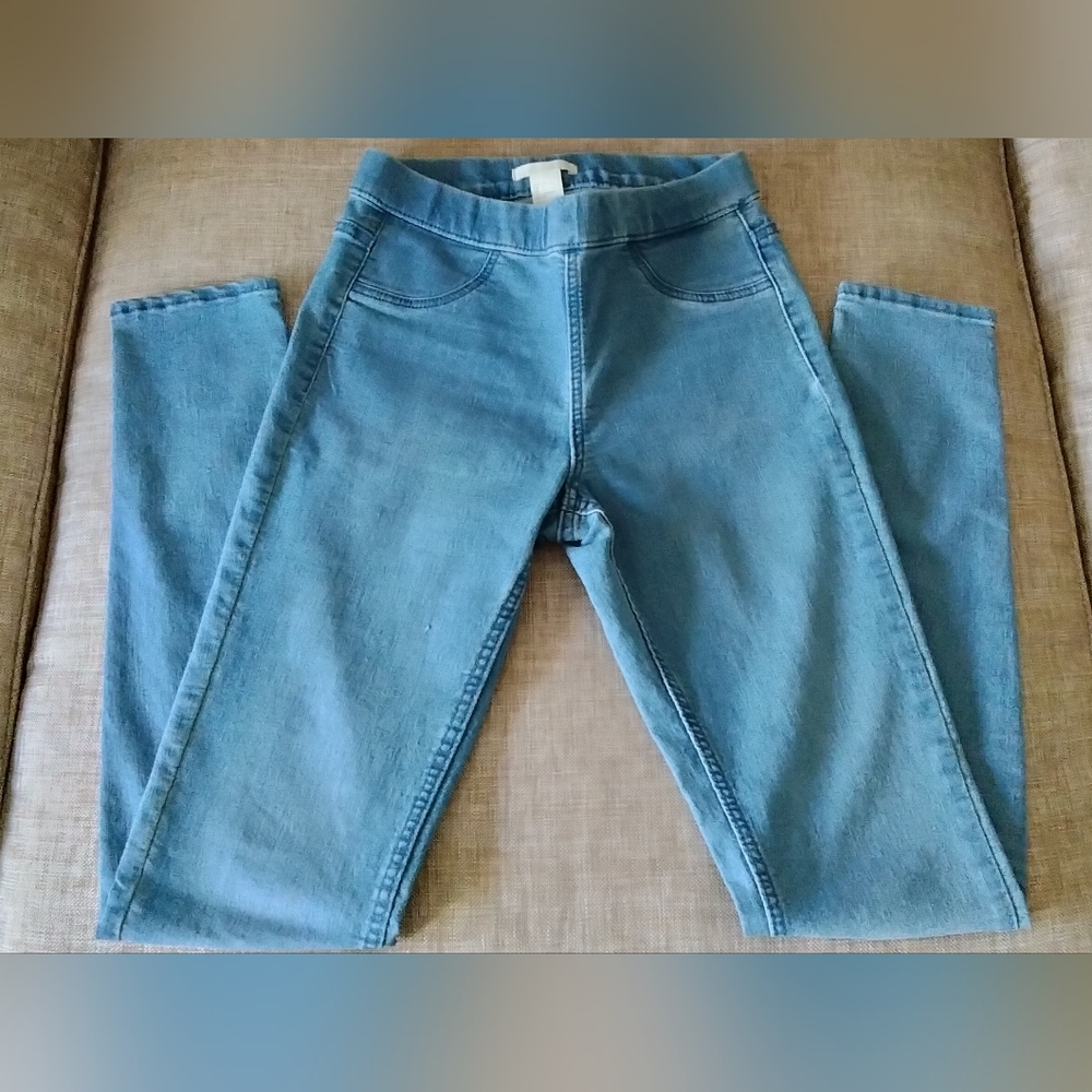 H&M Women's medium blue jeans, size 4 pockets on front are stitched closed